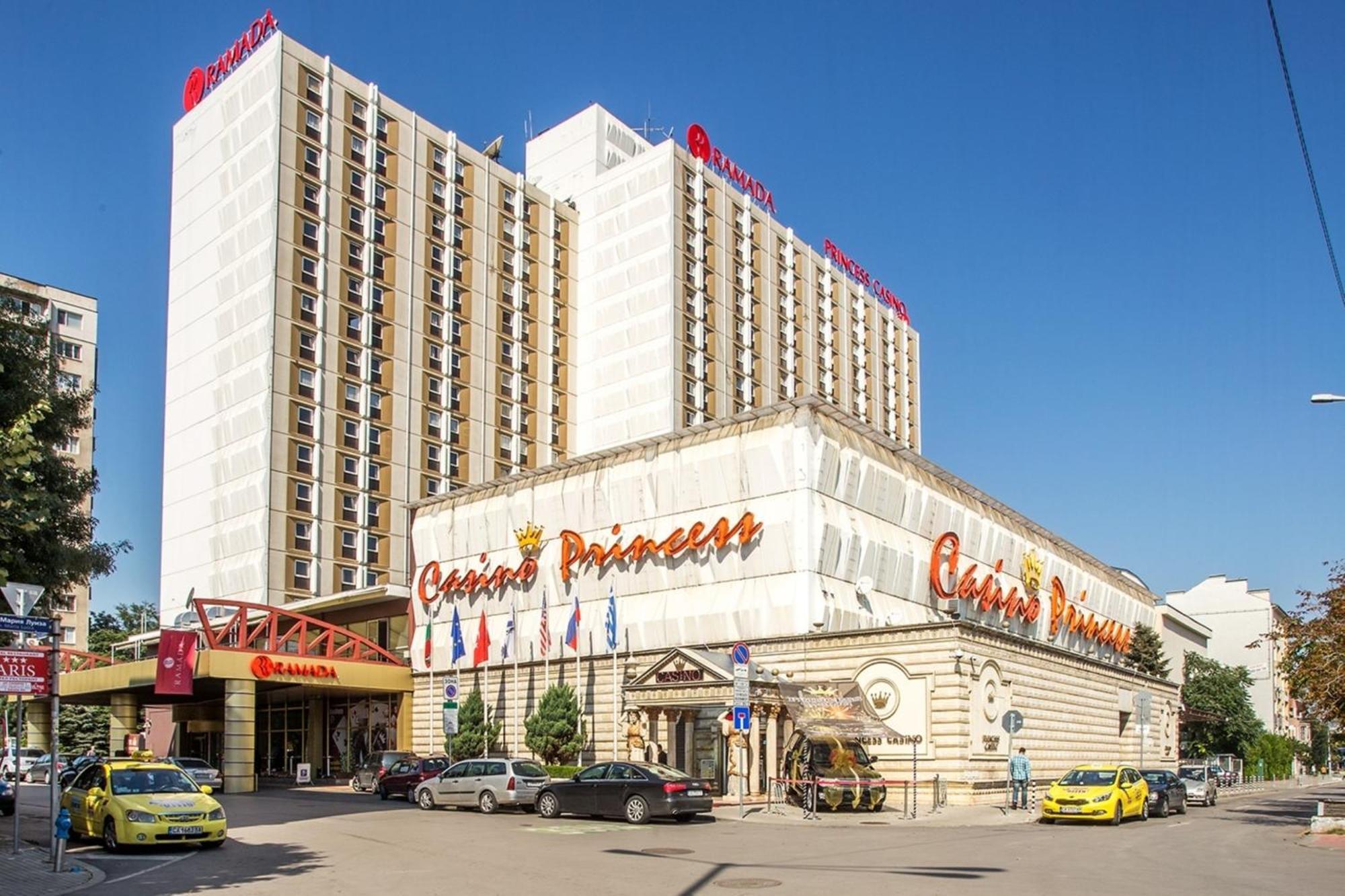 Ramada By Wyndham Sofia City Center — Foto’s 1
